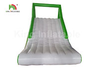 Kustom Luar Ruangan 5 x 2.5 x 2.5m PVC Inflatable Sea Floating Slide Untuk Anak-Anak