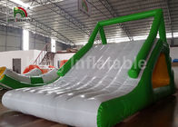 Kustom Luar Ruangan 5 x 2.5 x 2.5m PVC Inflatable Sea Floating Slide Untuk Anak-Anak