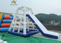 Putih / Biru Panas Disegel Mainan Air Inflatable / Aqua PVC Climbing Tower Dengan Slide