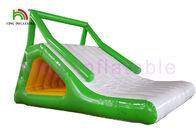 Tahan api 0.9mm PVC Tarpaulin Blow Up Water Toy / Aqua Wet Slide untuk Water Park