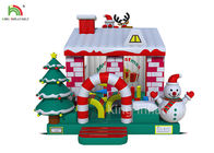 Merah / Putih Warna Rumah Goyang Istana Tiup Dengan Pohon Natal Untuk Bisnis