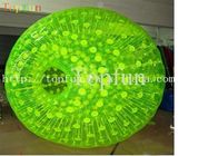 Shining Inflatable Zorbing Ball Dengan Green D-ring Grass Roller Di Darat