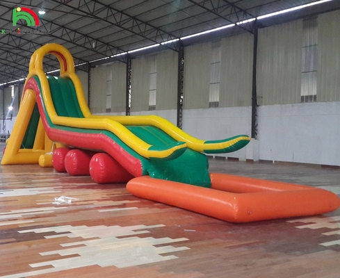 Tempat bermain yang bisa diembun Penghalang lapangan olahraga Slide air yang bisa diembun dengan kolam renang