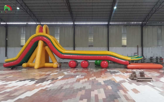 Tempat bermain yang bisa diembun Penghalang lapangan olahraga Slide air yang bisa diembun dengan kolam renang