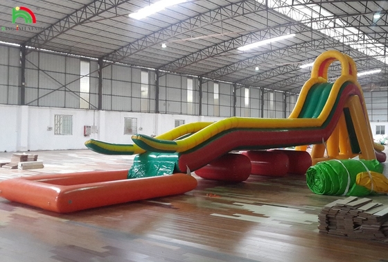 Tempat bermain yang bisa diembun Penghalang lapangan olahraga Slide air yang bisa diembun dengan kolam renang