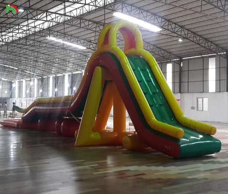 Tempat bermain yang bisa diembun Penghalang lapangan olahraga Slide air yang bisa diembun dengan kolam renang