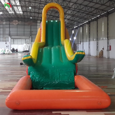 Tempat bermain yang bisa diembun Penghalang lapangan olahraga Slide air yang bisa diembun dengan kolam renang