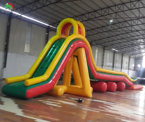 Tempat bermain yang bisa diembun Penghalang lapangan olahraga Slide air yang bisa diembun dengan kolam renang