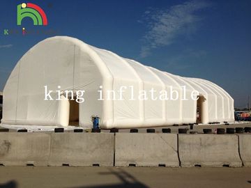 Tenda Rumput Tiup Raksasa Putih Dengan Pintu Untuk Acara Outdoor Taman Hiburan Digunakan