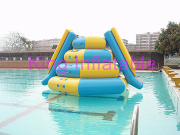 Biru / Kuning Raksasa meledakkan Air Toy CE 0.9mm PVC Tarpaulin Slide Untuk Peralatan Air