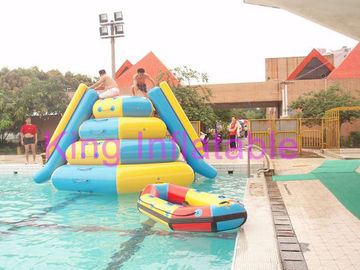 Biru / Kuning Raksasa meledakkan Air Toy CE 0.9mm PVC Tarpaulin Slide Untuk Peralatan Air