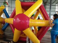 Tahan lama Inflatable Air Toy Warna Kustom PVC Berjalan Di Atas Roda Air Dengan CE Disetujui
