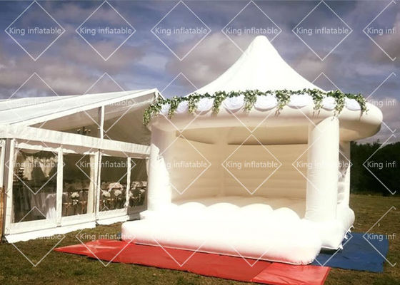 Outdoor White 4x3.5m Carousel Inflatable Bouncy Castle Untuk Penggunaan Pernikahan