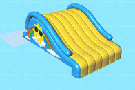 Anak-anak Rumah Menggunakan Swimline Inflatable Pool Super Water Slide Ukuran Mini