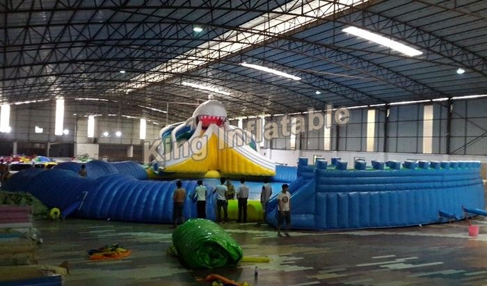 Taman Air Raksasa Inflatable Suit dengan White Shark Water Slide dan mainan mengambang