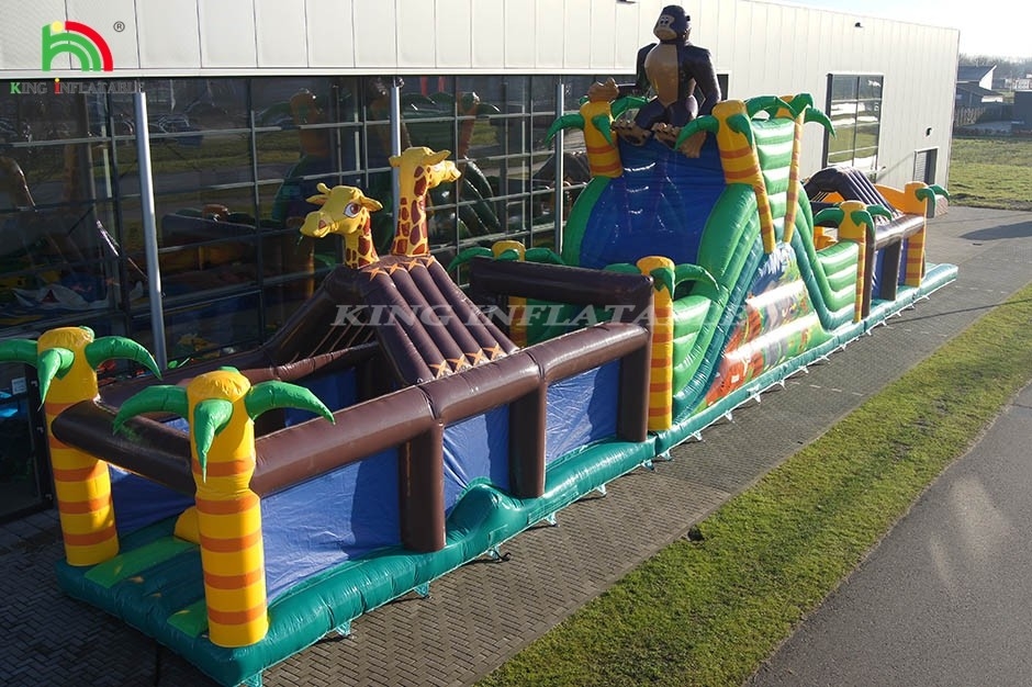 Large Outdoor Inflatable Obstacle Course Dengan Slide Dan Pagar Jumping Bounce Game Olahraga Dengan Trampolin Dan Slide